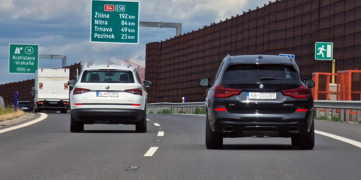 Môžem predísť pomalé auto na diaľnici sprava? Bývalý policajt nám povedal, čo vtedy robiť. Celý čas sme robili chybu