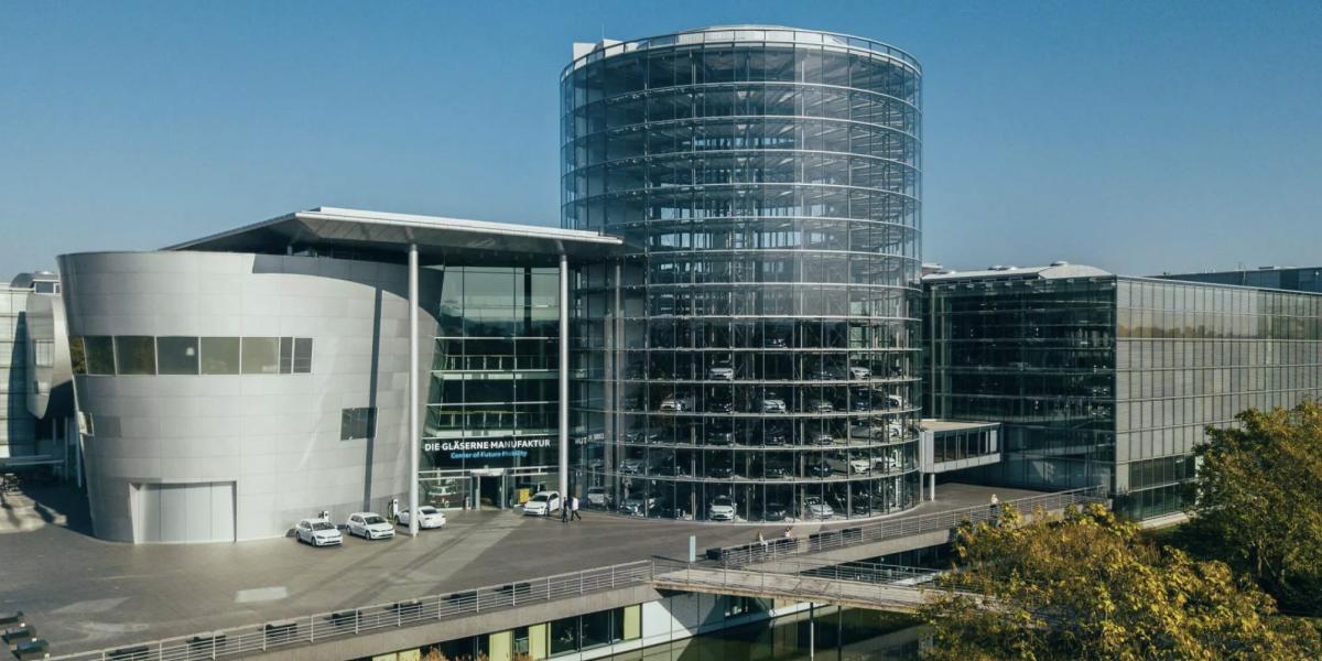 Výroba VW v Drážďanoch končí, zamestnancom ponúka 30 000 €, mnohí však nesúhlasia