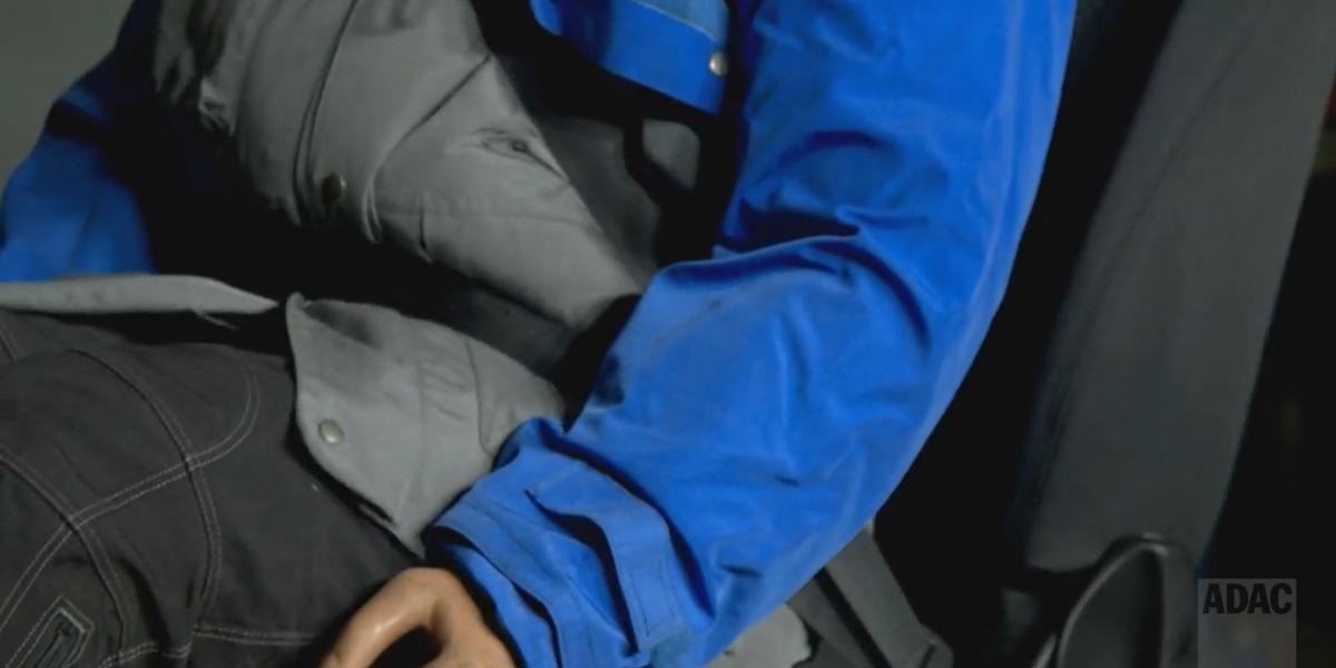 Prečo je jazda v aute s hrubou zimnou bundou nebezpečná (vysvetlenie a video)