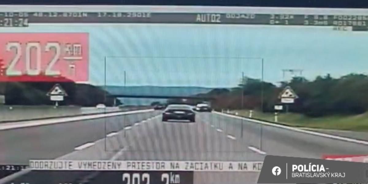 Poslanci schválili zmeny v objektívnej zodpovednosti pri dopravných priestupkoch. Štát vyvodí viac zodpovednosti od držiteľov, nie vodičov