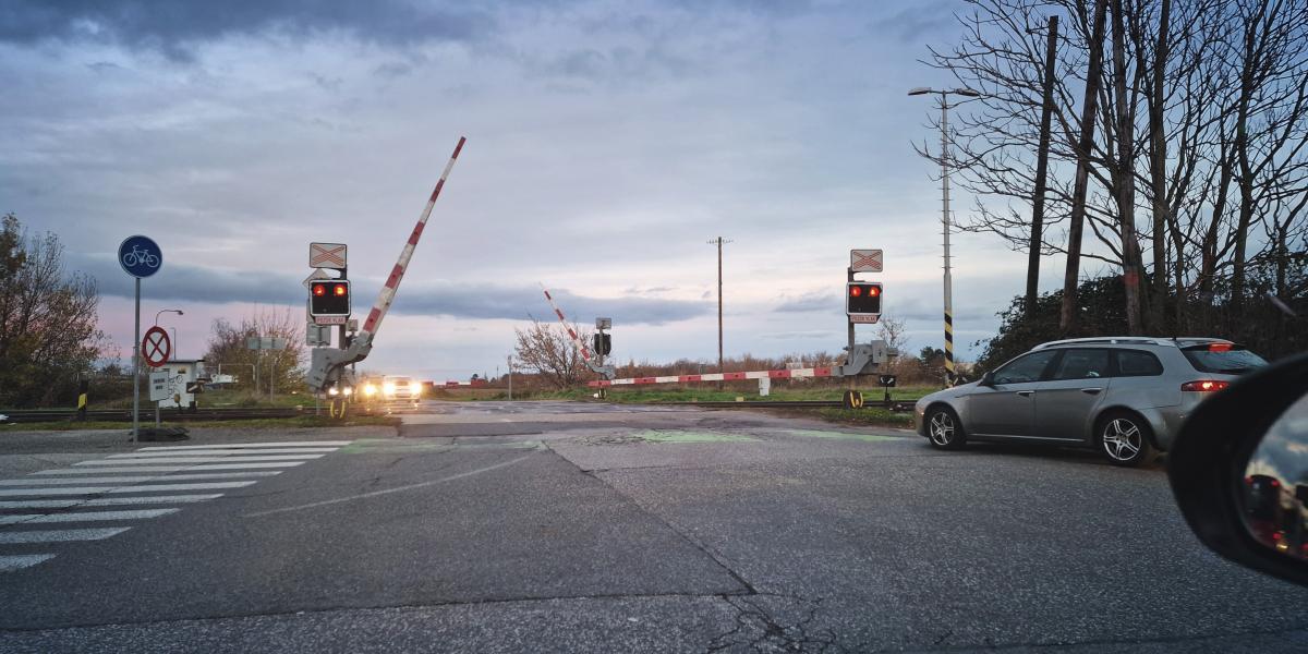 Koniec blikajúceho červeného svetla. Poliaci pripravujú revolúciu signalizácie na vlakových priecestiach