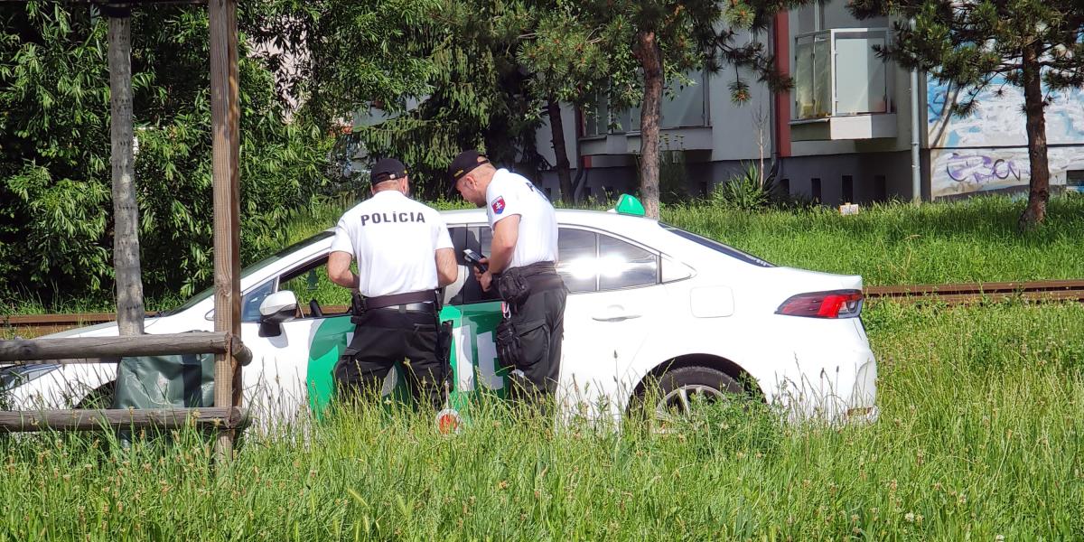 Taxikári si vďaka slabine v systéme zarobili na Porsche, Mercedes a desiatky tisíc eur. Sledovala ich pritom kriminálka