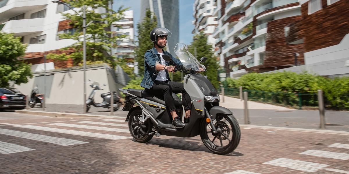 Prečo nechávajú motorkári zapnuté smerovky aj keď idú rovno? Odpoveď ...