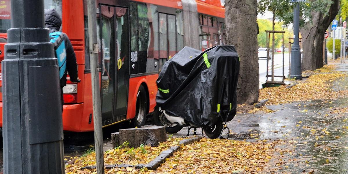 Najhoršie, čo môže motorkár urobiť: Neradno prejsť cez priechod pre chodcov na ceste a spadnuté listie