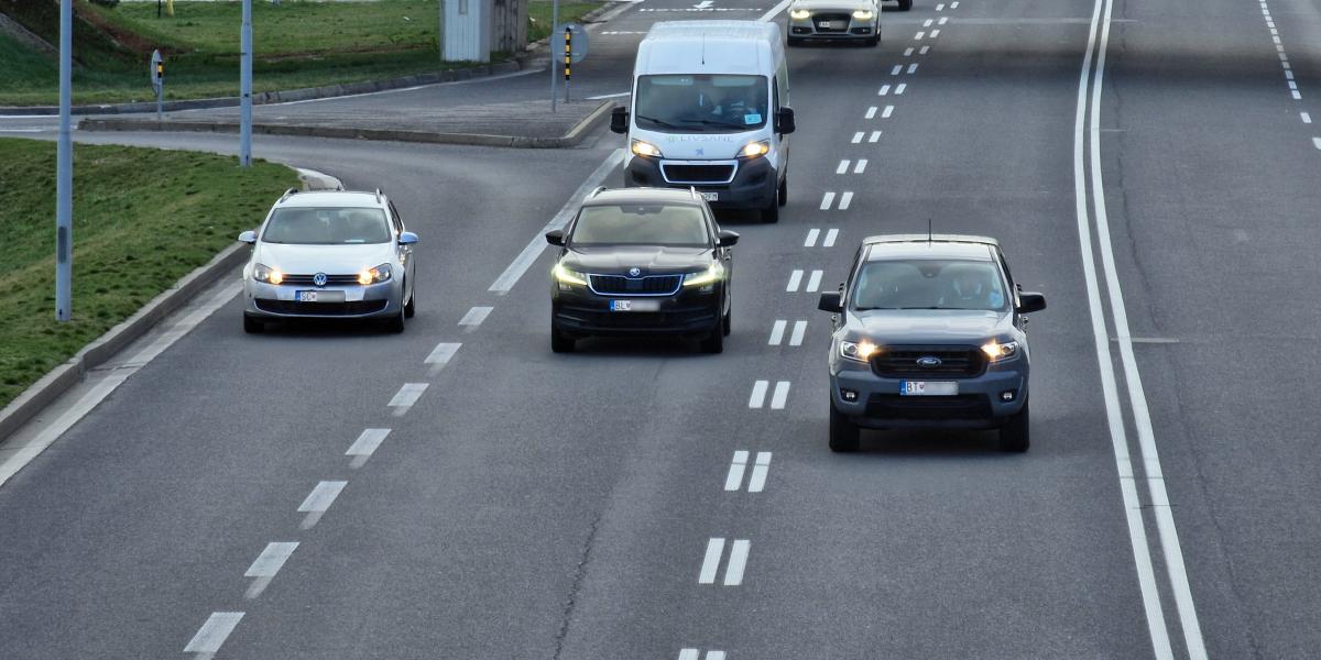 Je v zákone a nikto nevie, čo znamená. Pýtali sme sa vodičov, na čo je dvojitá prerušovaná čiara