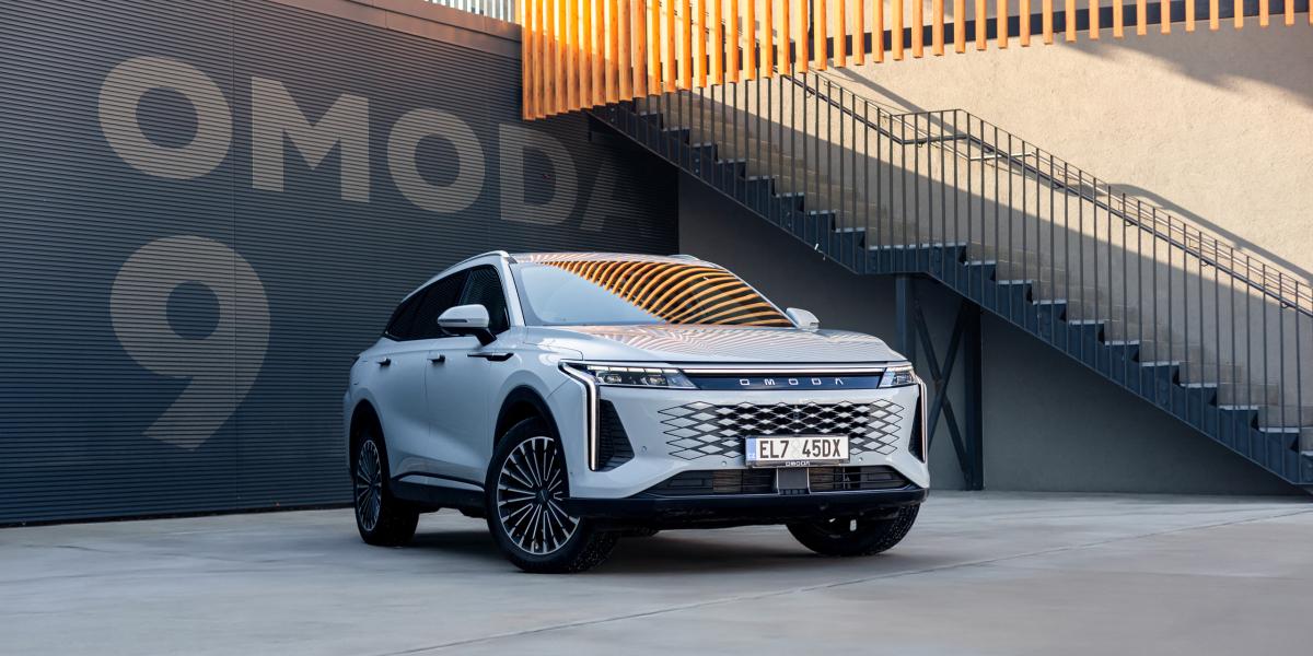 Test: Omoda 9 SHS. Čína to s útokom na prémiu myslí vážne