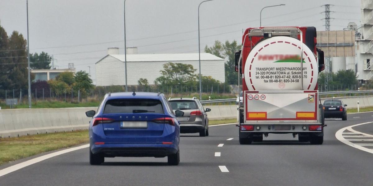 Vodiči kamiónov podceňujú predpis a ohrozujú ostatných. Doplatili na to už aj naši policajti