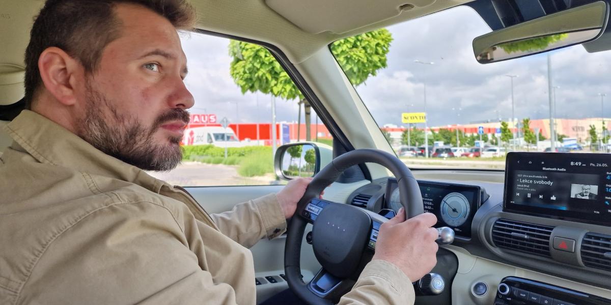 Prečo sa autopilota v aute bojíme, ale vodičov s cigaretou a mobilom nie? Psychológia za volantom nepustí