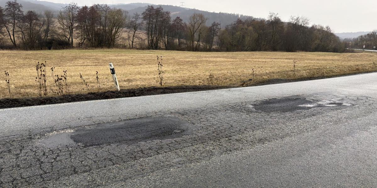 Správa ciest opraví poškodenú cestu cestu I/21, doteraz ju opravovali najmä studenou asfaltovou zmesou