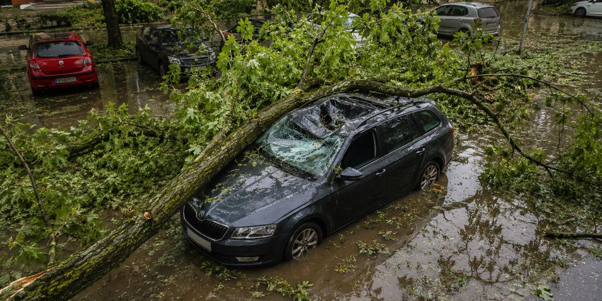 Poškodili vám auto krúpy, búrka alebo povodeň? Zistite, čo preplatí poisťovňa a ako správne postupovať
