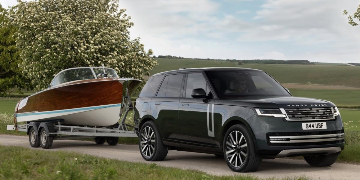 Odhalili historicky prvý Range Rover na elektrinu. Má absurdne vysoký výkon a dvojitú batériu