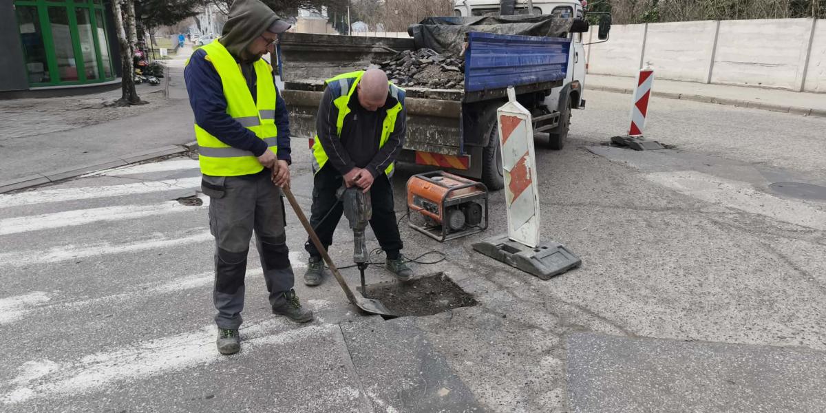 Nahláste výtlk, mesto ho dá opraviť. Oprava ciest v Komárne zahrnie aj údaje od verejnosti