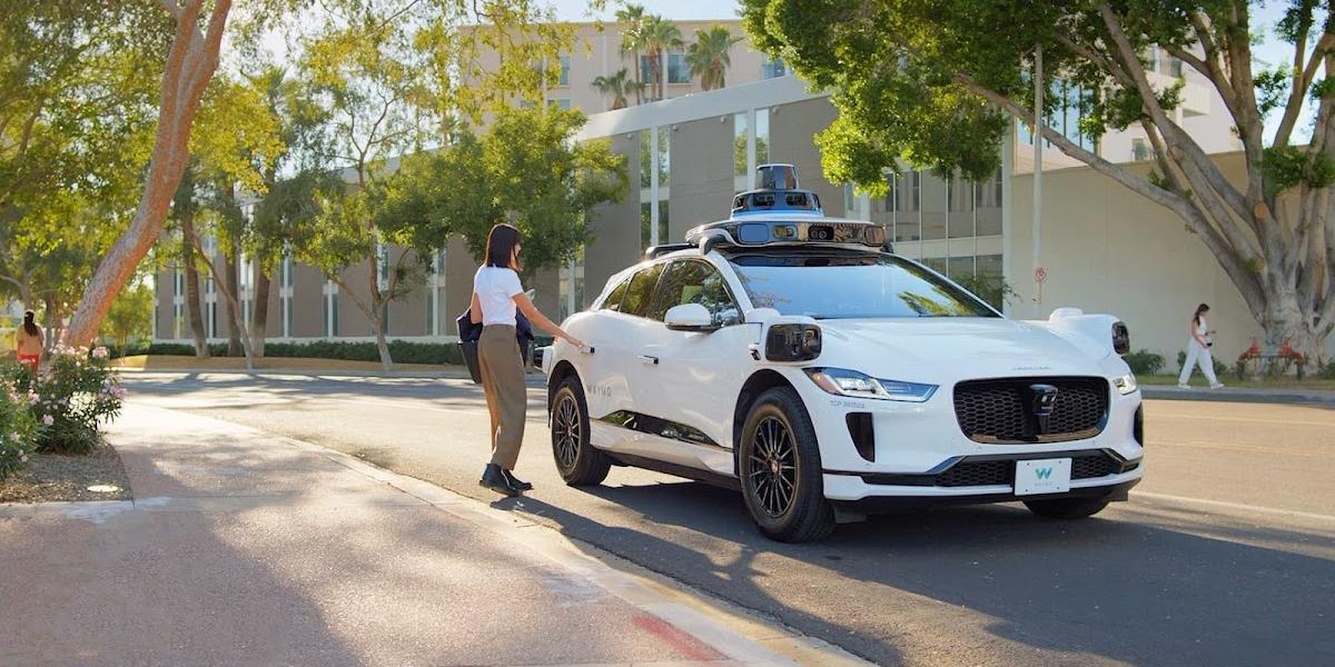 Waymo ponúka netradičnú brigádu. Brigádnici majú riešiť bizarný problém Jaguarov
