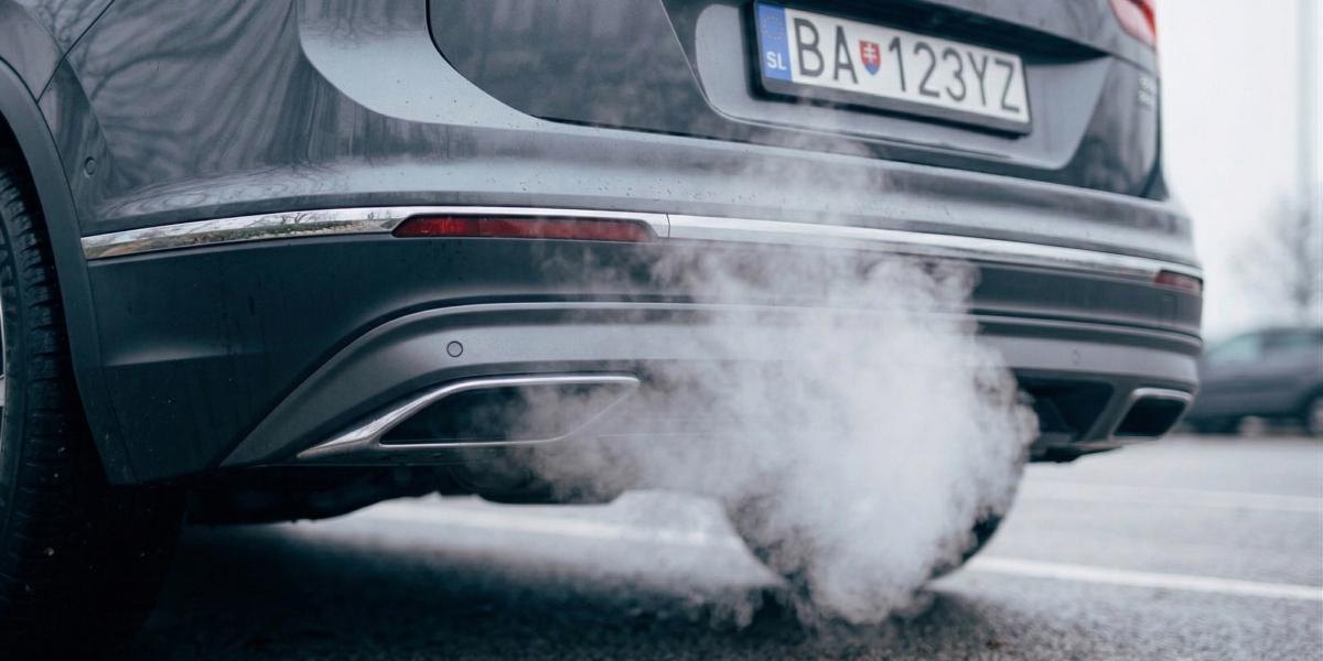 Modrý, biely, čierny alebo sivý? Čo prezrádza farba dymu z výfuku o stave vášho auta?