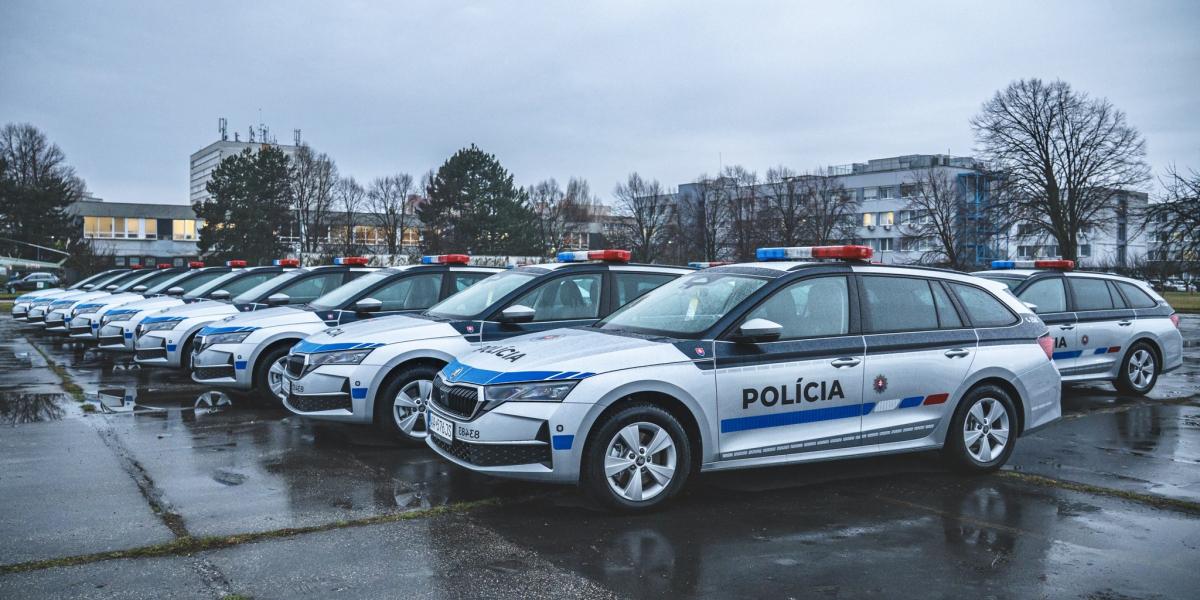 Polícia má nové autá s kontroverznými polepmi. Ministerstvo vnútra v čase konsolidácie obnovuje vozový park