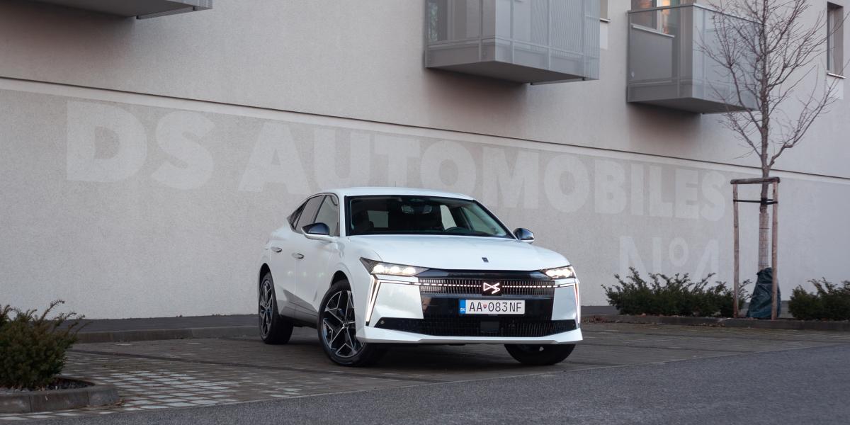 Test: DS Automobiles N°4 Hybrid 145 eDCT6: Konkurent Audi A3, BMW 1, Mercedes Triedy A s trojvalcovým motorom