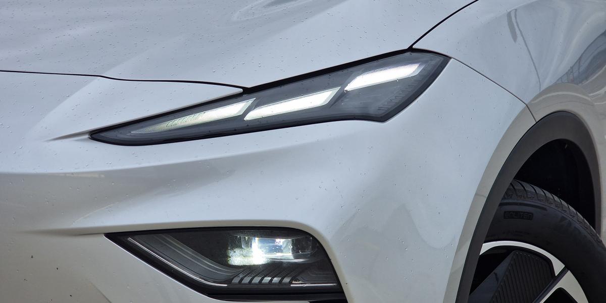 Predaj áut čínskych automobiliek na domácom trhu prudko klesol