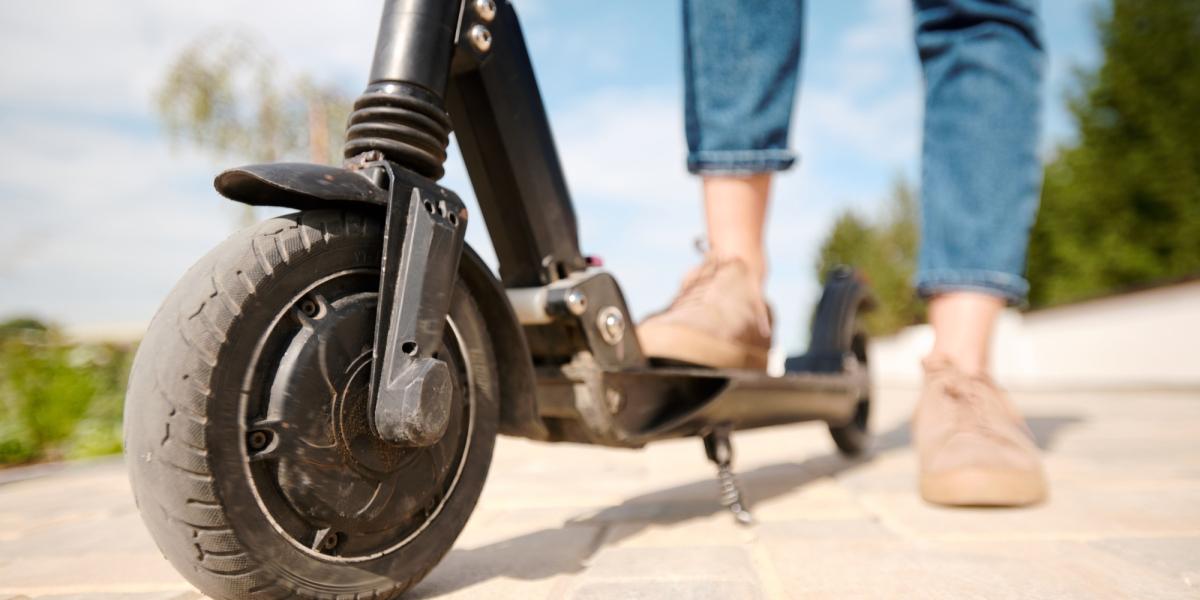 Nové povinnosti pri predaji a kúpe elektrických kolobežiek a bicyklov. Zákony stvorili novú šedú zónu  