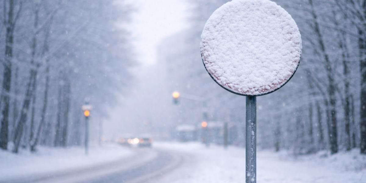 Platí dopravná značka aj keď nie je čitateľná? Nečistoty, objekty či spadnuté značky majú veľký vplyv