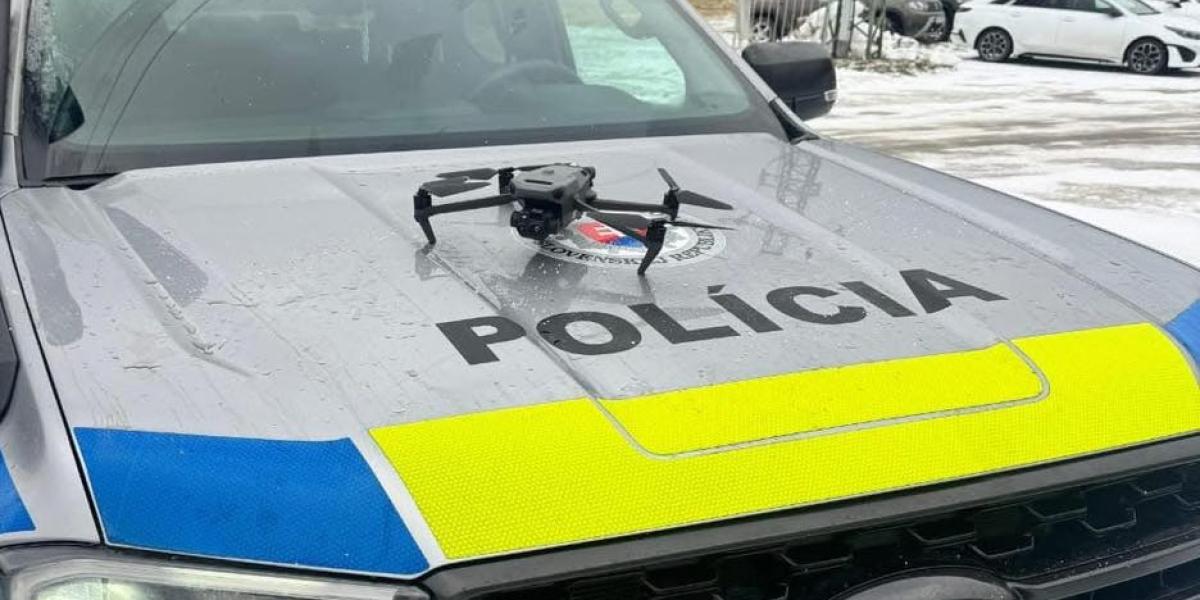 VIDEO: Polícia opäť nasadila na vodičov drony. Hliadky kontrolujú sneh a ľad na autách a rozdávajú pokuty