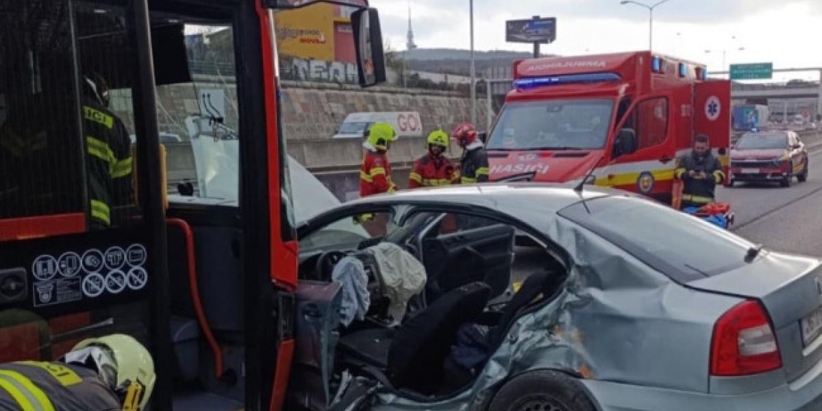 V Bratislave sa dnes zrazilo auto s autobusom so 70 pasažiermi