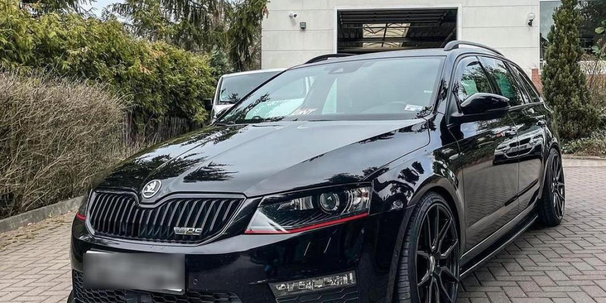 Čiernočierna jazdená Octavia Combi s výkonom 422 koní s legálnym tuningom. Za rozumné peniaze môžete mať auto snov