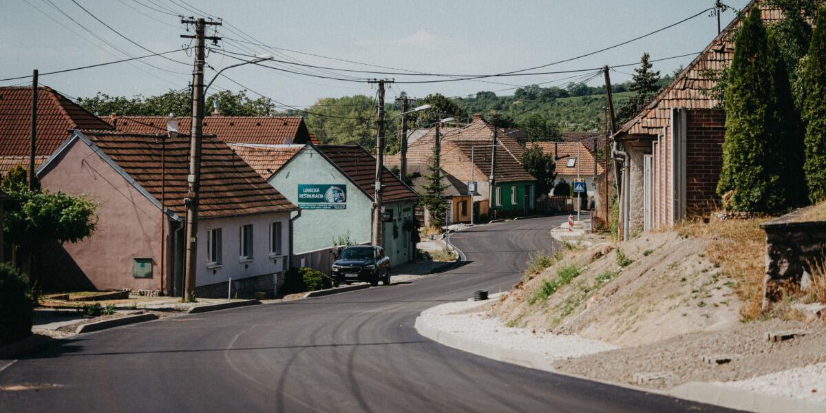 Dôležitý ťah pod Malými Karpatmi je opäť prejazdný: Prvá etapa rekonštrukcie v Horných Orešanoch sa skončila, no vodiči nemajú úplne vyhraté