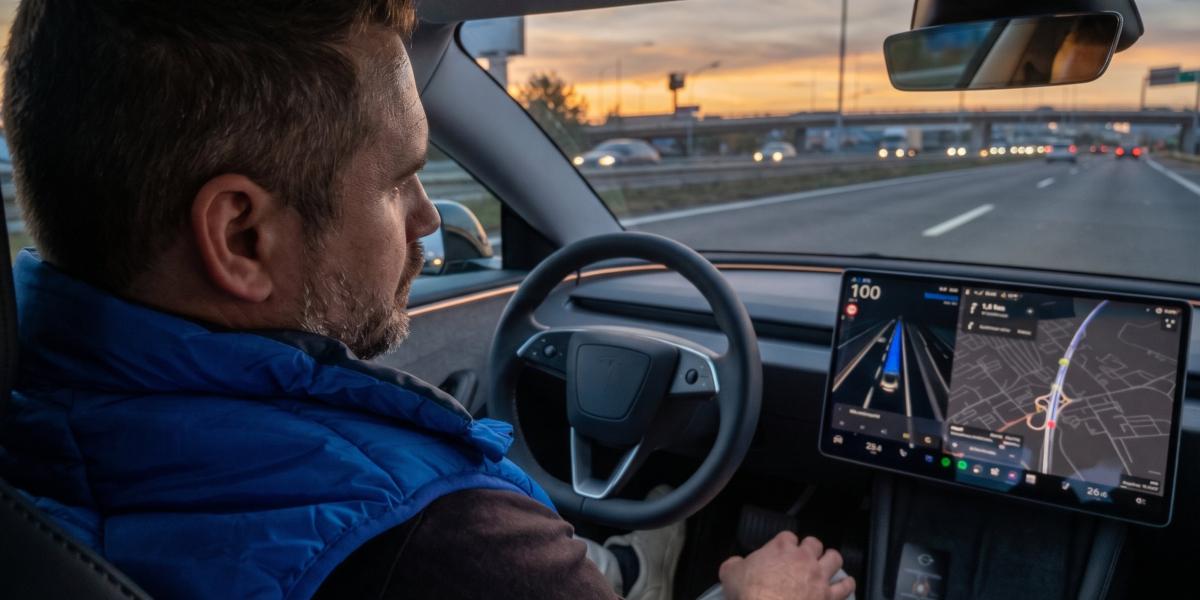 Je už aj na Slovensku. Môžete so schváleným autopilom od Tesly jazdiť pod vplyvom alkoholu či pozerať do mobilu? VIDEO