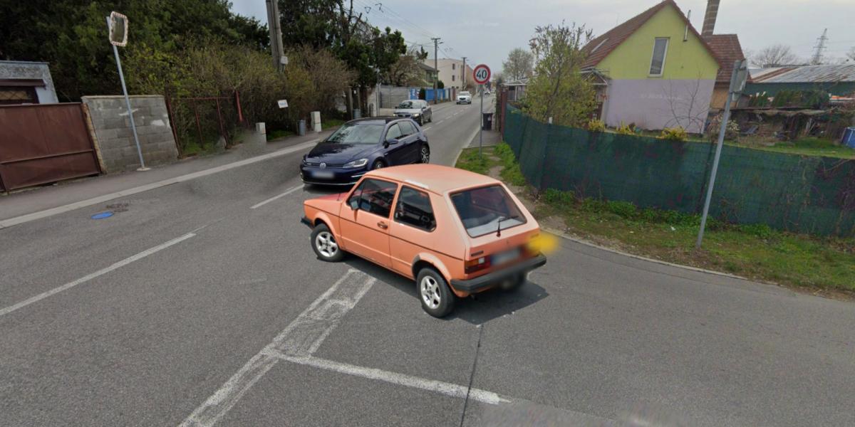 Zľava nikto nešiel, odbočil vpravo a narazil do auta idúceho v protismere. Kto je vinník a zaplatí škody?