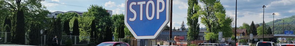 Autobazar.EU. Modrá značka STOP sa na Slovensku nepoužíva, táto fotografia vznikla grafickou úpravou