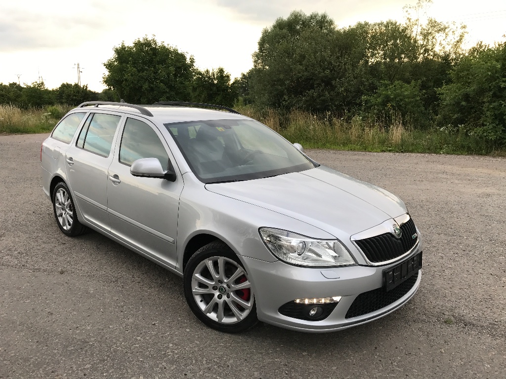Ešte praktickejší konkurent Škody - Toyota Corolla Touring Sports (foto ŠKODA OCTAVIA COMBI II 2.0 TFSI RS DSG) 