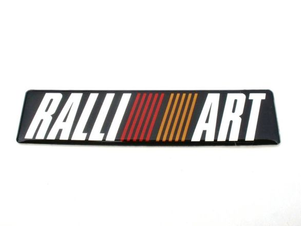 znak RALLIART na Mitsubishi